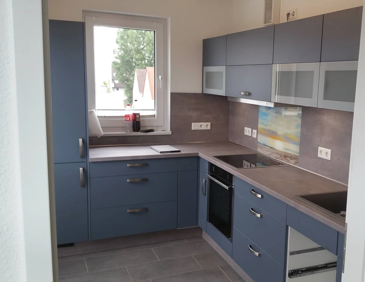 fitted kitchen 'PrismaMulti' buntjaspis stromgrey & moonlight-grey, countertop: concrete grey