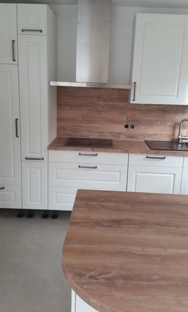 fitted kitchen 'Andalusit' white satin finish, countertop: arizona pine