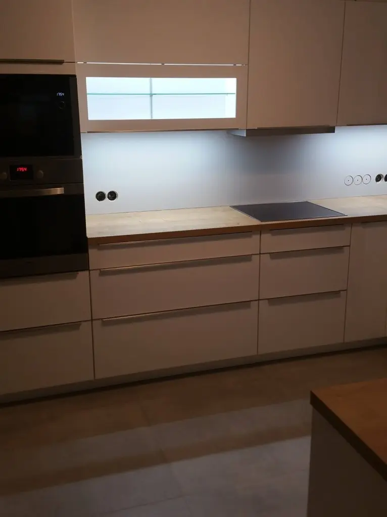 fitted kitchen alpine white gloss, countertop: oak provance