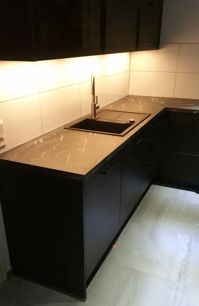 fitted kitchen black concrete, countertop: marmor terano