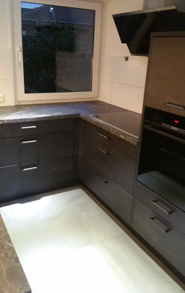 fitted kitchen black concrete, countertop marmor terano - window side