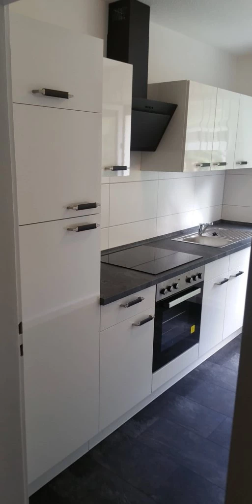 exhibition kitchen 'Diana' white gloss; countertop: atlantic stone steel