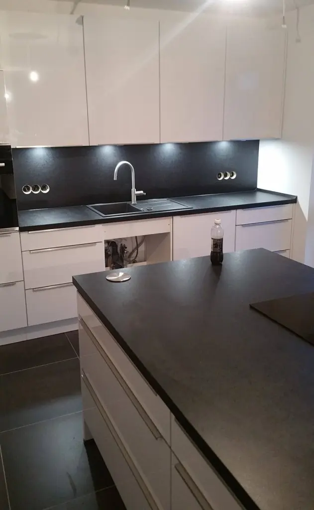 fitted kitchen alpine white ultra-gloss, countertop black