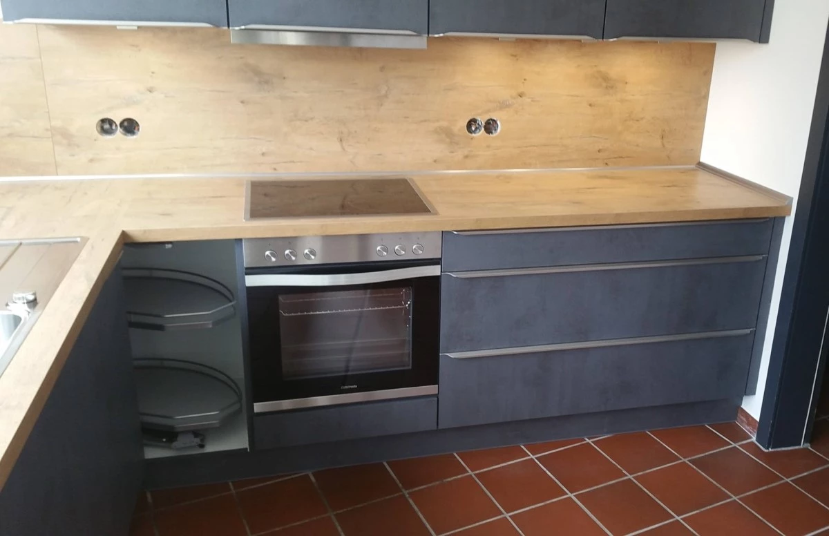 fitted kitchen 'PrismaMulti' concrete anthracite dekor, countertop: wild oak
