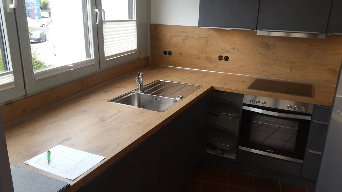 fitted kitchen 'PrismaMulti' concrete anthracite dekor, countertop: wild oak - window side