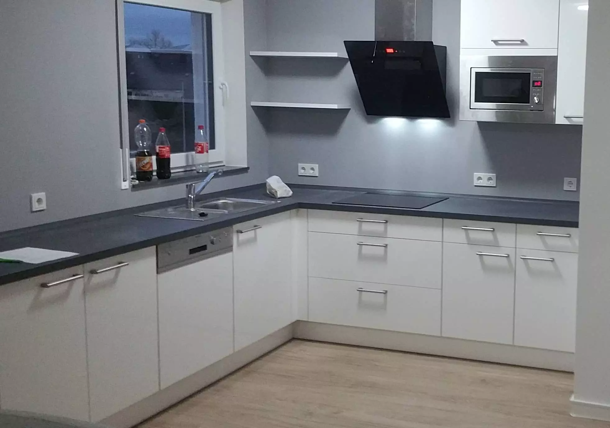 fitted kitchen white, countertop: grey