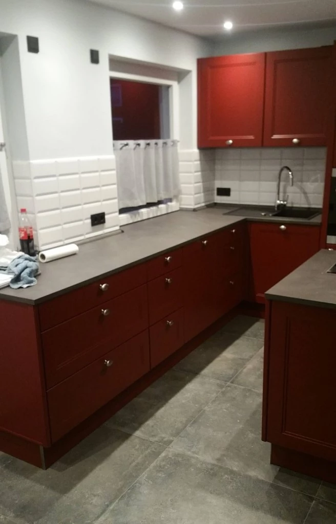 fitted kitchen 'Windsor-Lack' rose hip soft paint, countertop: concrete anthracite - window side